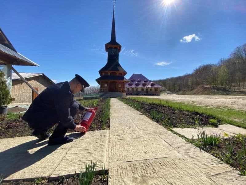 Sărbători Pascale în siguranță: lăcașurile de cult din județ, verificate de pompieri!