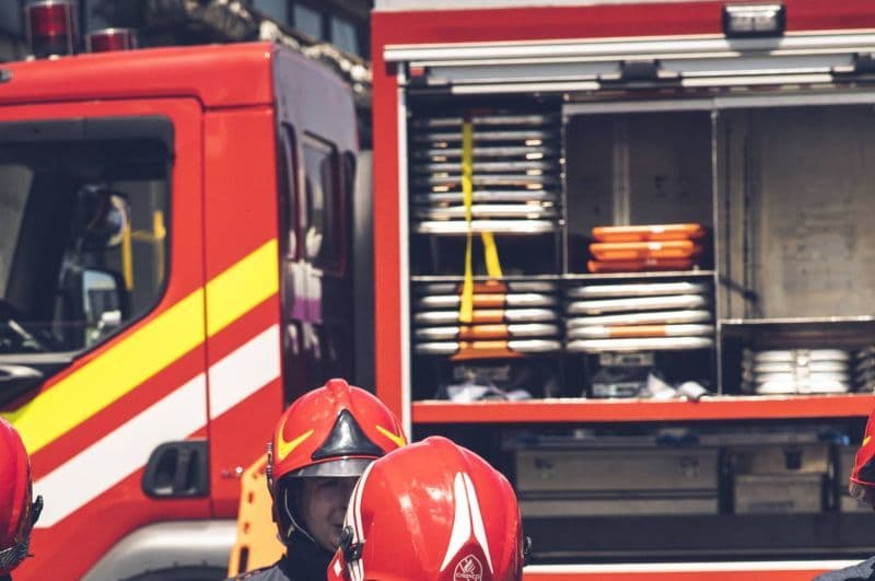 Casă în pericol din cauza unui incendiu izbucnit în jurul coșului de fum