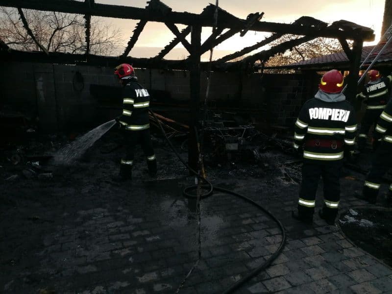 Pagube însemnate după ce o anexă a fost cuprinsă de flăcări