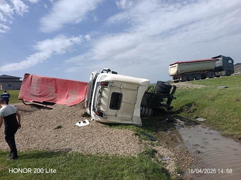 Accident anunțat prin sistemul eCall: Camion încărcat cu pietriș, răsturnat la Prăjeni