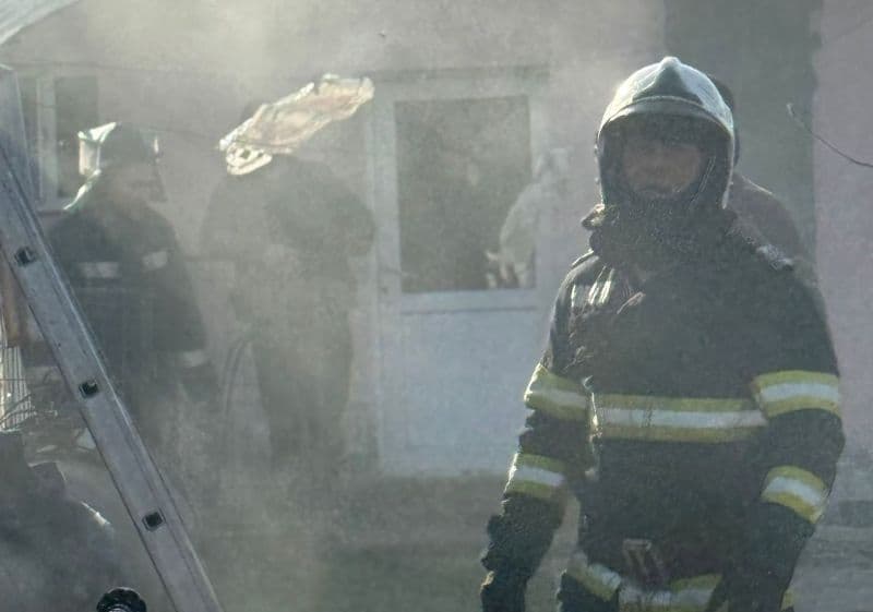 Acoperișul unei case din comuna Coțușca cuprins de flăcări