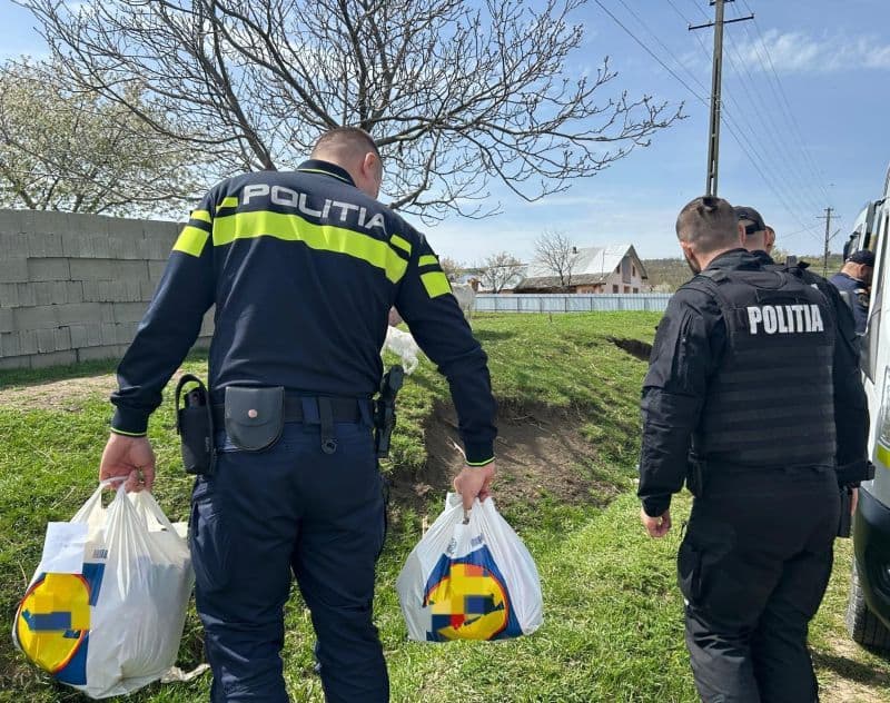 Polițiștii botoșăneni, mesageri ai bucuriei de Paște pentru copiii din Flămânzi