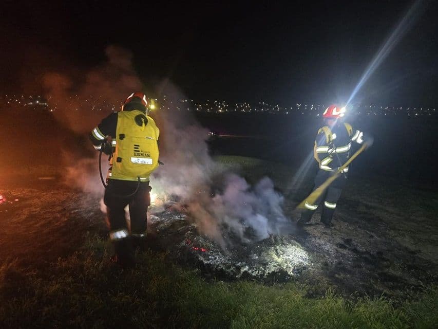 Trei incendii de vegetație uscată și anvelope uzate, în Noaptea de Înviere 