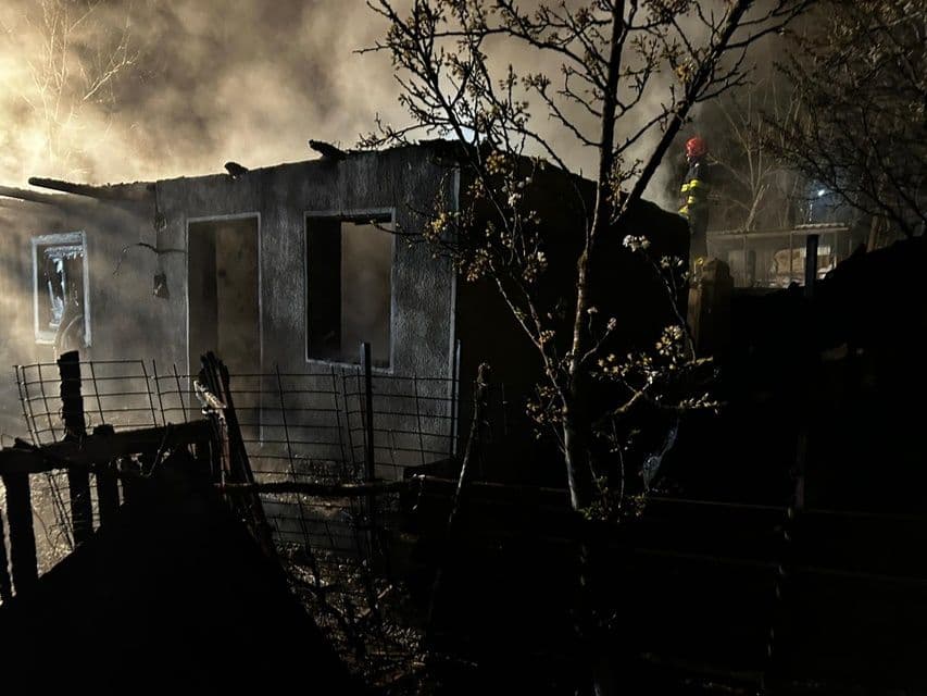 Casă nelocuită cuprinsă de flăcări în Noaptea de Înviere