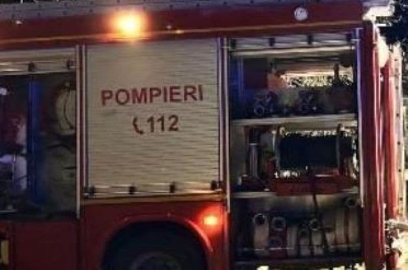 Acoperișul unei case din Dragalina a fost cuprins de flăcări noaptea trecută