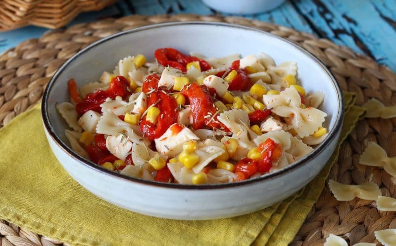 Salată de paste reci, cu ardei și porumb