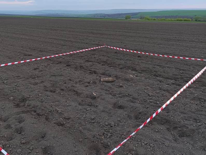 Proiectil exploziv găsit de un bărbat, pe un câmp din Rădăuți Prut