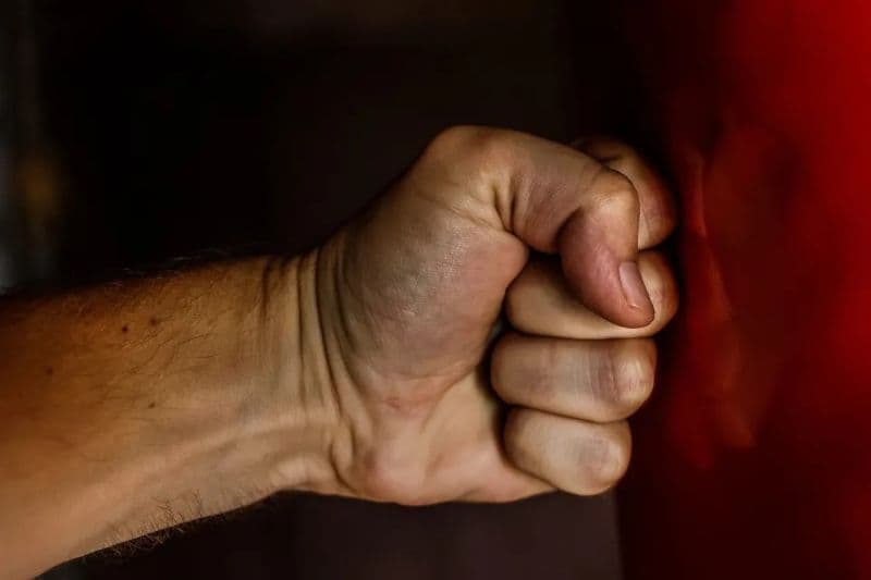 Tânăr din Dimăcheni reținut pentru lovire sau alte violențe