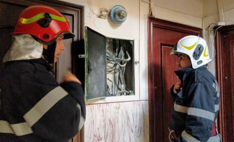 Un incendiu la un tablou electric a creat panică într-o scară de bloc