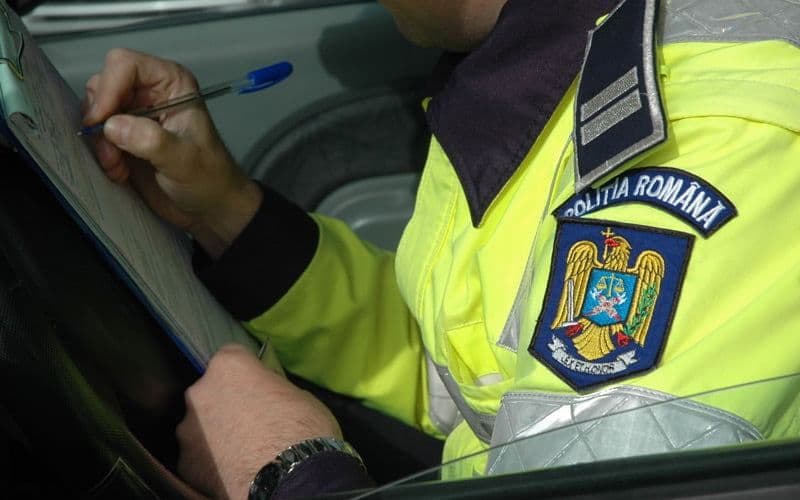 Peste 50 de permise de conducere și certificate de înmatriculare reținute de polițiști în weekendul care a trecut