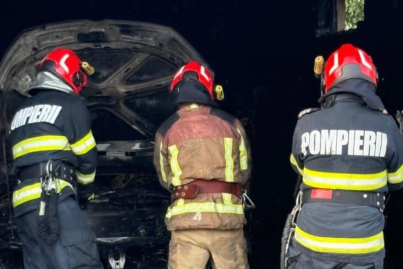 Garaj cuprins de flăcări la Cătămărăști Deal. O mașină și o bicicletă electrică distruse în incendiu