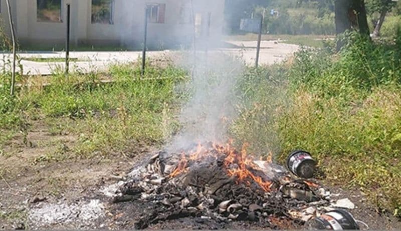 Amendă usturătoare pentru o femeie din Dorohoi care ardea materiale plastice și deșeuri vegetale