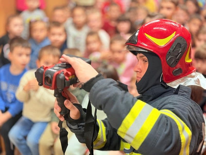 Pompierii, oaspeți ai Grădiniței nr. 14 din Botoșani - FOTO