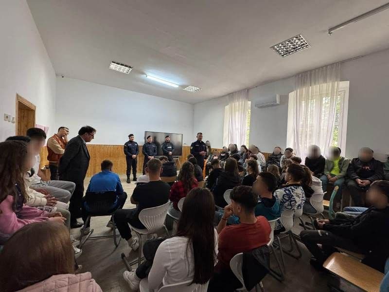 Jandarmii botoșăneni - activități preventive cu elevii Liceului Teoretic „Anastasie Bașotă” Pomârla