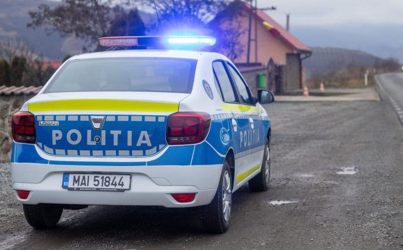 Două infracţiuni dintr-o lovitură: depistat fără permis, cu o remorcă neînmatriculată