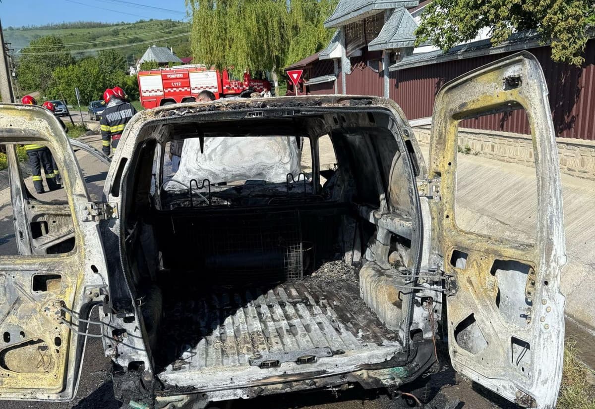 Mașină cuprinsă de flăcări în timp ce se deplasa pe un drum din comuna Văculești