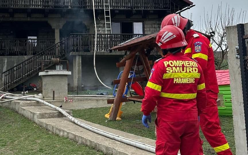 Pompierii dorohoieni solicitați pentru stingerea unui incendiu la Dumeni! Un bărbat a suferit arsuri