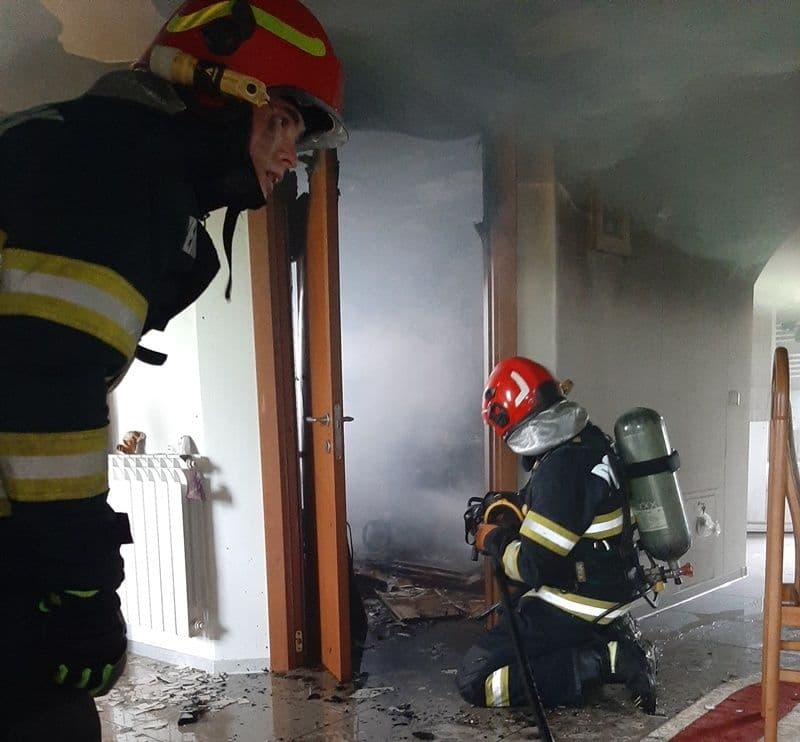 Bucătăria unei locuințe din Pădureni cuprinse de flăcări. Pompierii dorohoieni au intervenit