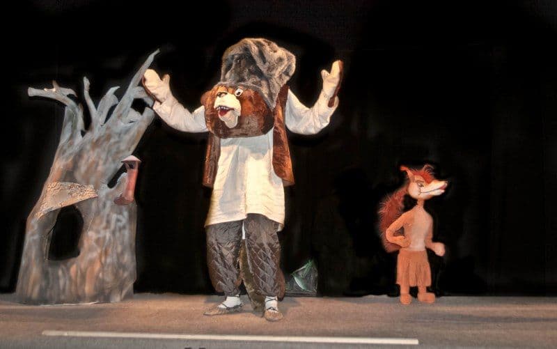 „Ursul păcălit de vulpe” în această săptămână la Teatrul „Vasilache”