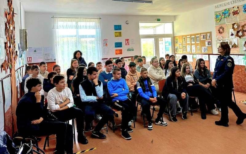 Polițiștii de siguranță școlară - activități în cadrul campaniei „Tăcerea e tot violență! Vocea ta e soluția”