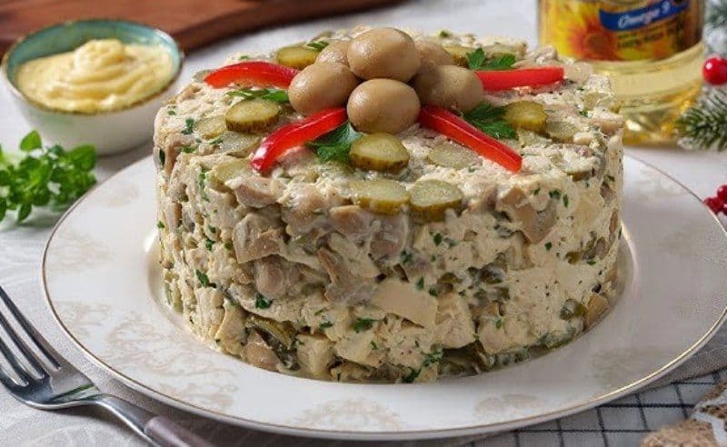 Salată de pui cu ciuperci și porumb
