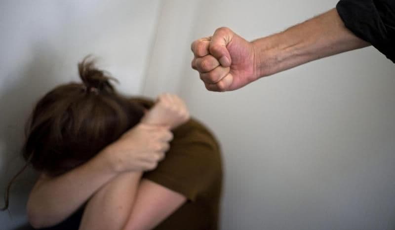 Tânăr de 28 de ani reținut după ce și-a băgat concubina în spital