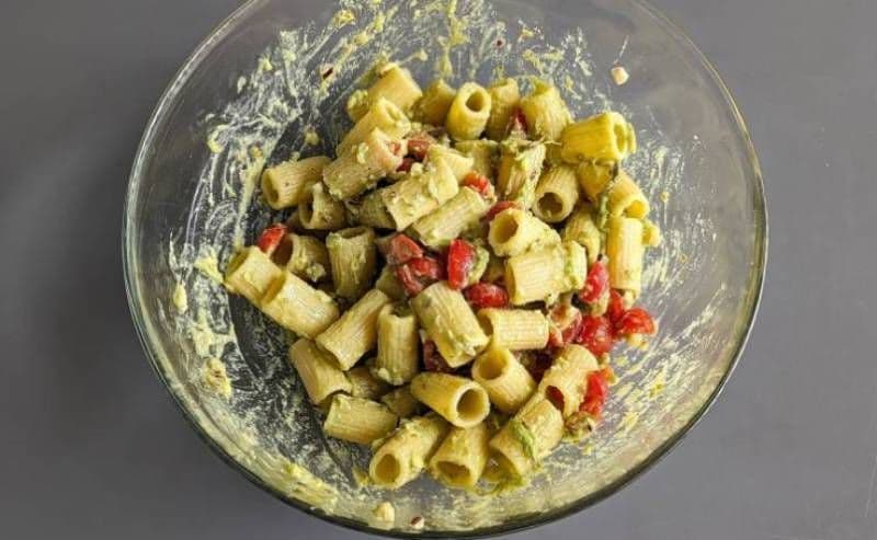 Paste cu cremă de avocado și roșii cherry