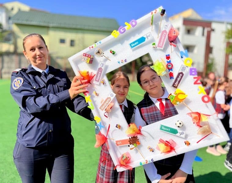 Ziua Școlii Gimnaziale „Elena Rareș” din municipiul Botoșani marcată prin lecții de viață pentru cei mici de la pompieri - FOTO