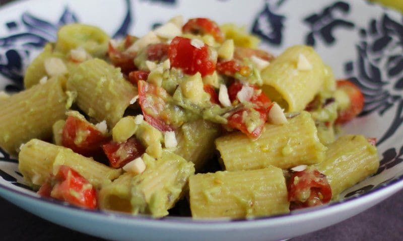 Paste cu cremă de avocado, migdale și roșii cherry