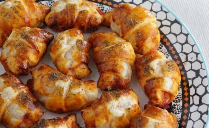 Mini croissante pizza cu șuncă și cașcaval