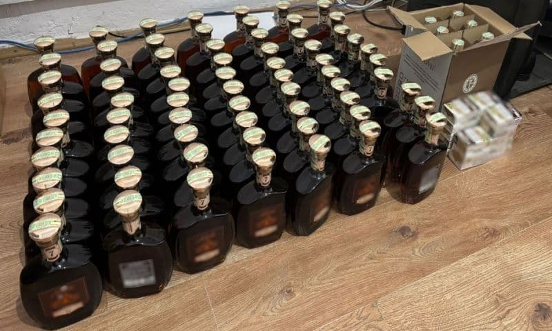 70 de sticle de coniac și mai multe pachete cu țigări confiscate în urma unui control al polițiștilor de frontieră