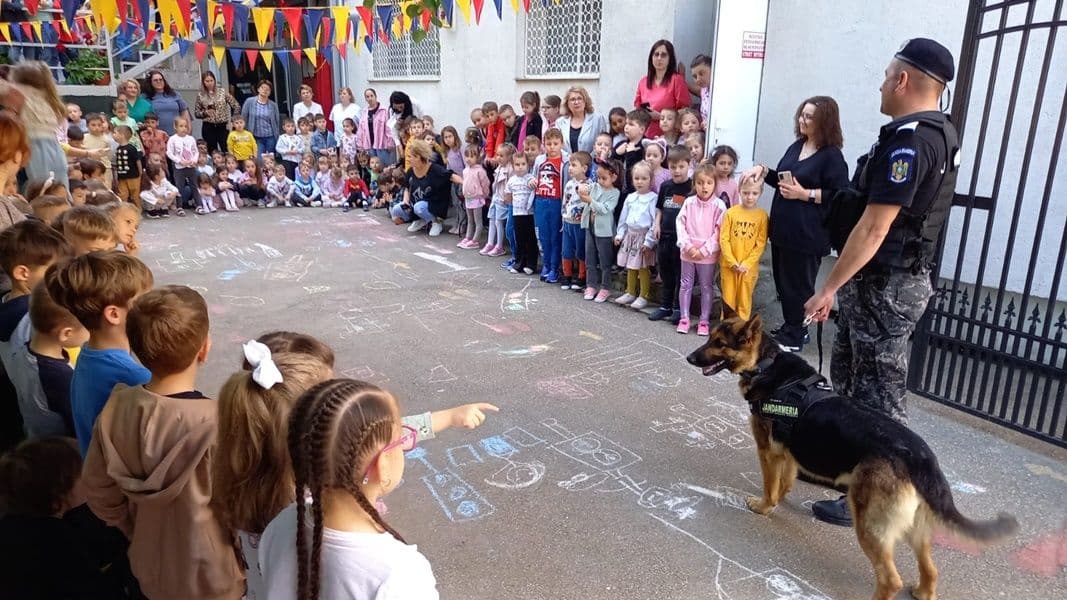 Pih și Ciua au încântat astăzi aproape 150 de copii - FOTO