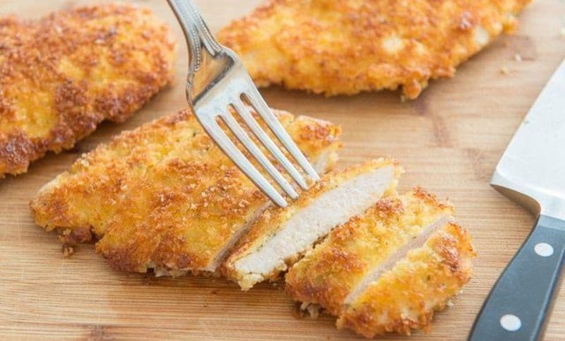 Șnițel din piept de pui cu parmezan