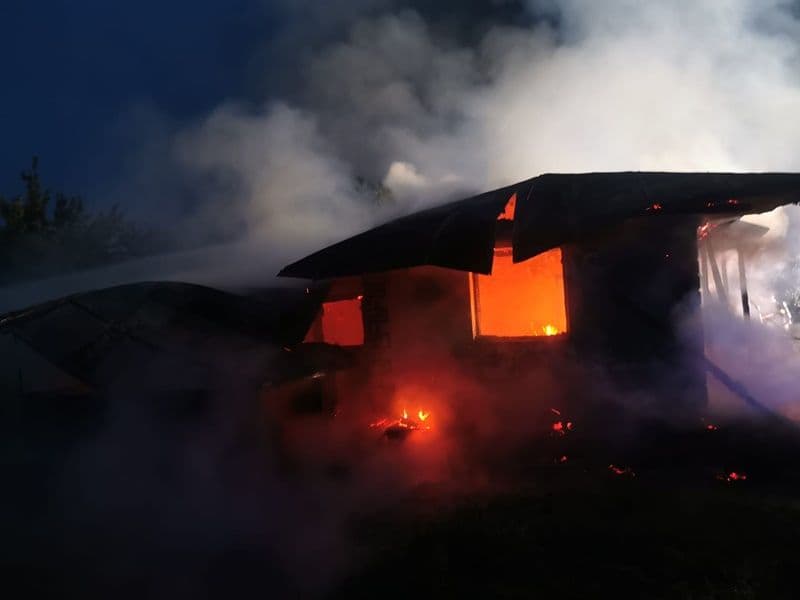 Casa unei bătrâne din Santa Mare distrusă de flăcări