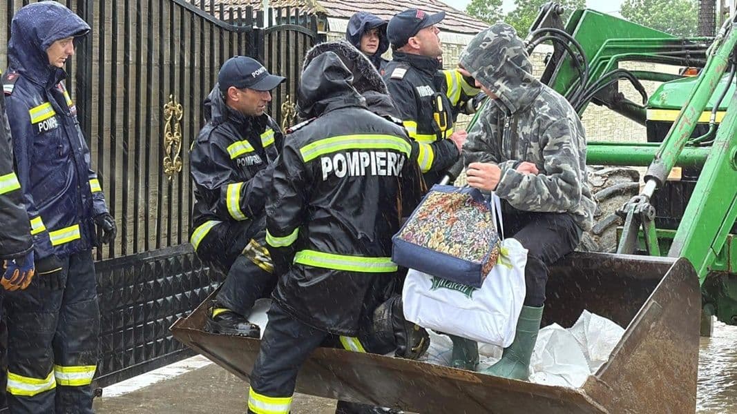 Județul Botoșani: Zeci de gospodării inundate, oameni evacuați - FOTO