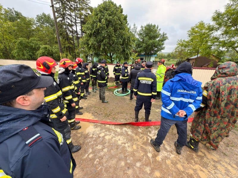 Pompierii împreună cu polițiștii, jandarmii și autoritățile locale au acționat, în ultimele 48 de ore, pentru sprijinirea populației