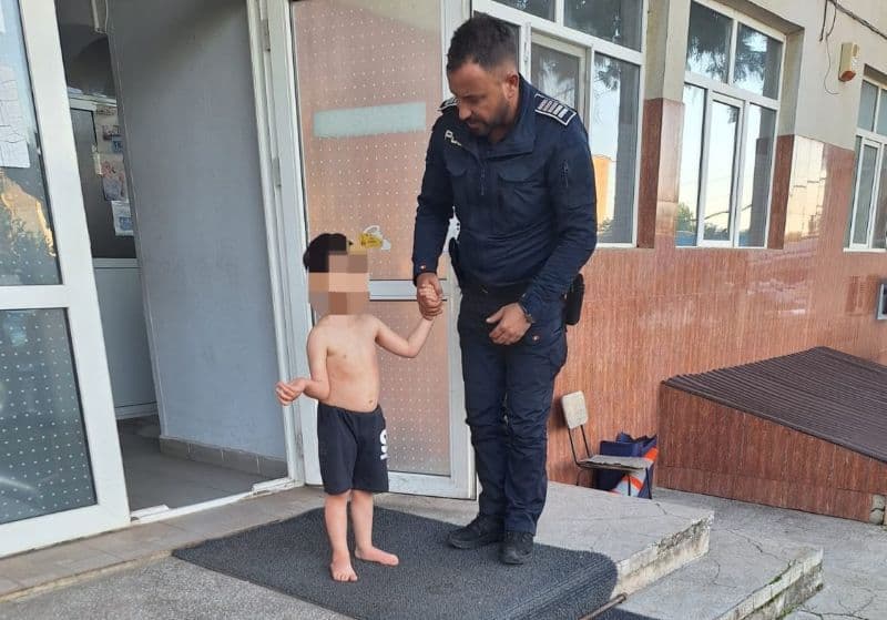 Un copil de 4 ani, găsit de polițiști pe stradă, după ce ar fi căzut de la etajul 1