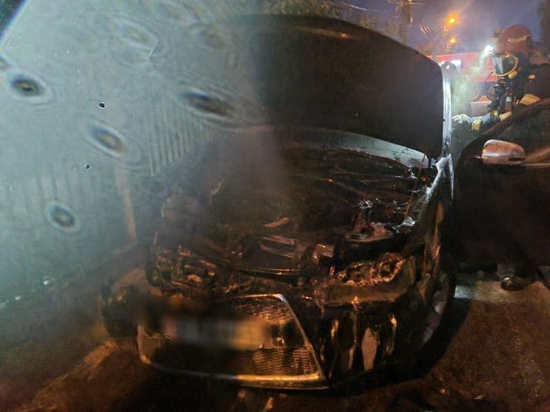 Autoturism parcat într-o gospodărie din Botoșani cuprins de flăcări