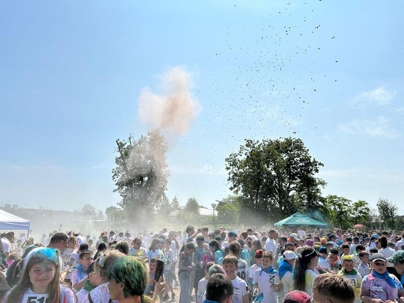 Crosul „Împreună Colorăm Dorohoiul” – Explozie de culoare și energie la ediția din 1 iunie 2025