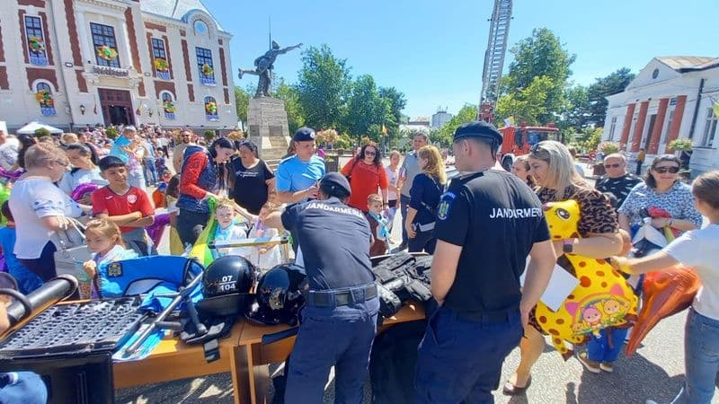 Cei mici s-au întâlnit cu jandarmii, în cadrul activităților organizate la Dorohoi