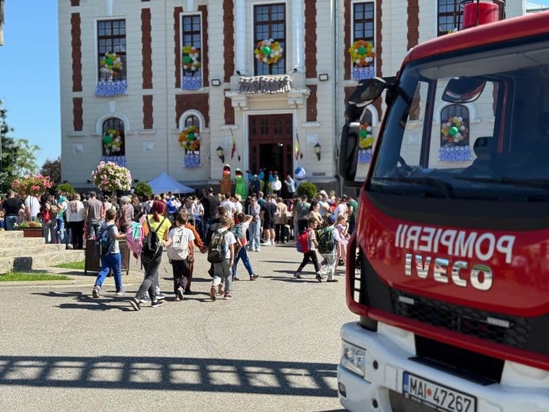Copiii din Dorohoi, în lumea pompierilor: Întâlnire cu eroii în uniformă