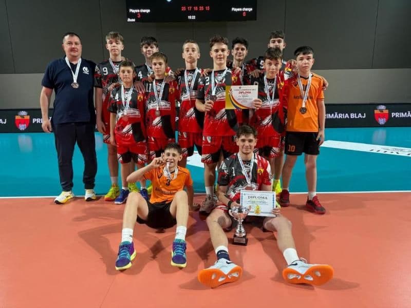 CSS Botoșani: Ziua de 1 Iunie  a venit  cu o medalie de bronz pentru volei baieţi  - U15 