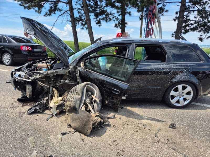 Accident la ieșirea din Dorohoi: Două persoane rănite în urma impactului dintre trei autoturisme - FOTO