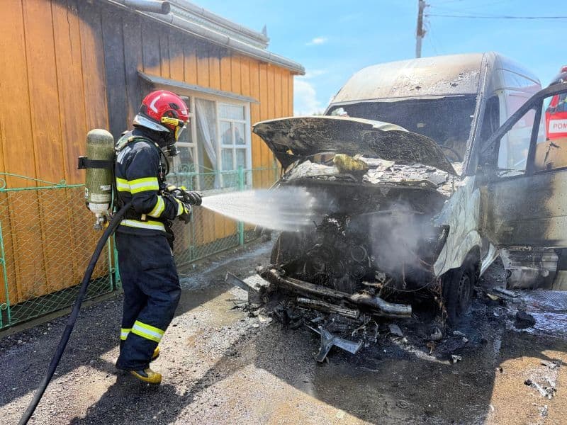Autoutilitară parcată pe o stradă din Botoșani cuprinsă de flăcări