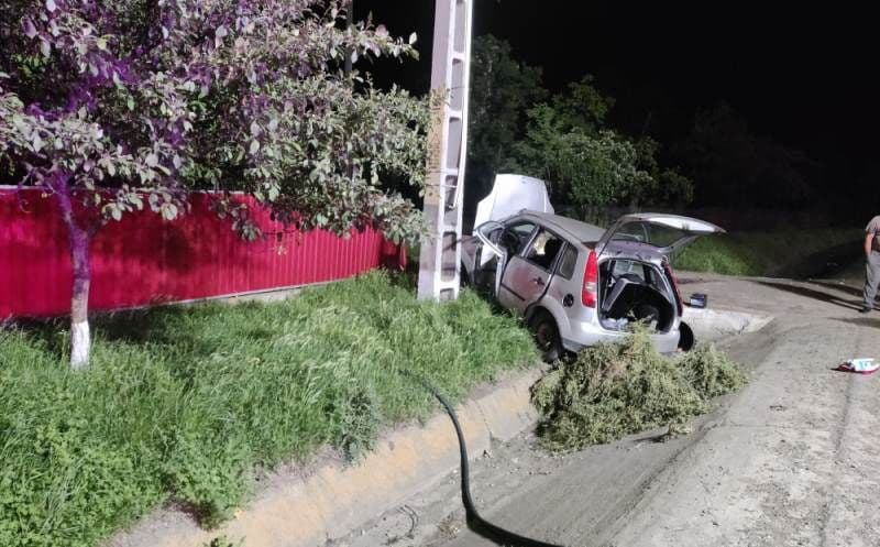 Șofer de 24 de ani rănit după ce s-a izbit cu mașina într-un stâlp - FOTO
