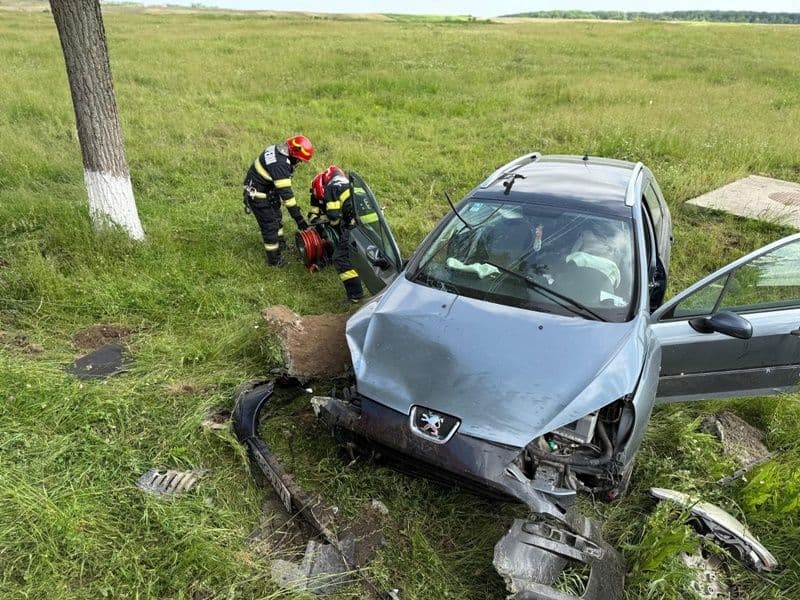 ACCIDENT la Cucorăni! Pasagerul din dreapta a rămas încarcerat - FOTO