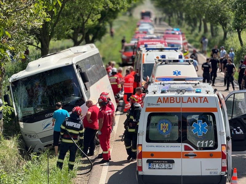 Accident la Ungureni! Un autocar de transport persoane s-a răsturnat în afara părții carosabile - FOTO