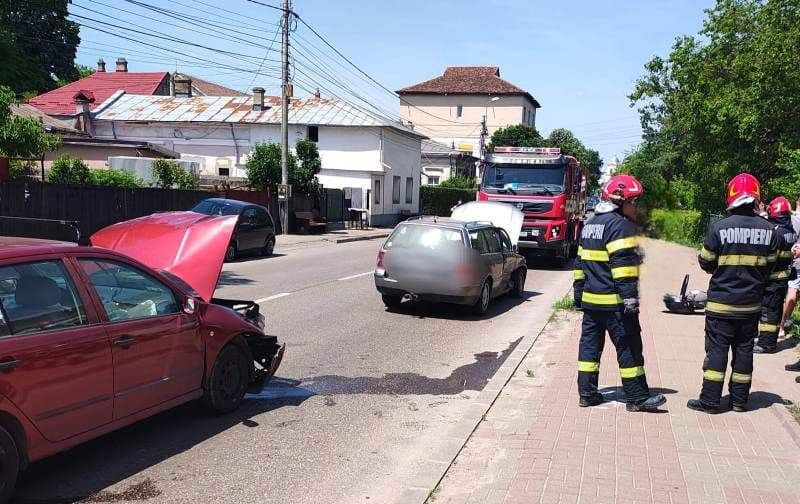 Accident grav pe o stradă din Botoșani! O fetiță de două luni și o tânără de 29 de ani au rămas încarcerate