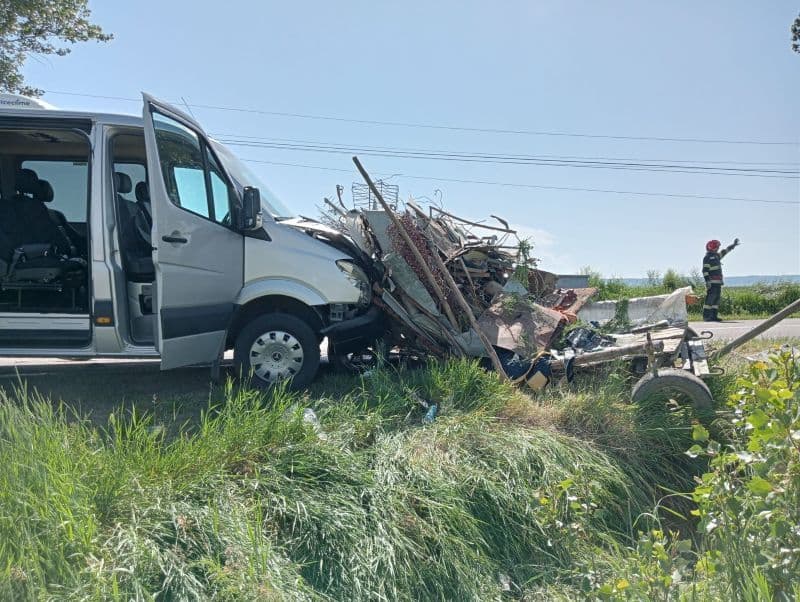 Accident între Flămânzi și Prăjeni. Două persoane rănite după impactul dintre un microbuz și o căruță