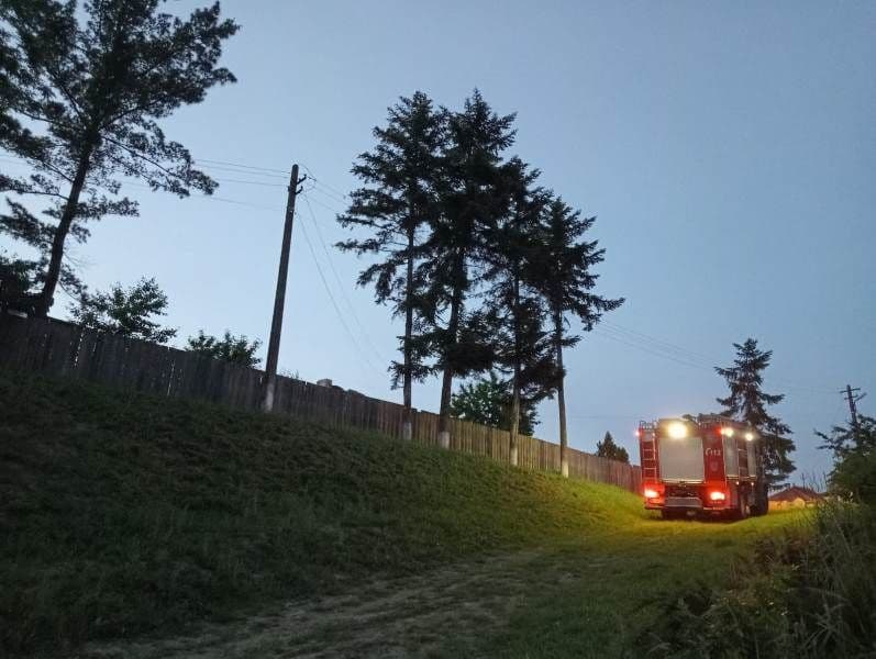 Casa unei familii din localitatea Coșula a fost în pericol din cauza unui incendiu